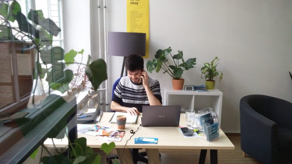 Tim Redfern an seinem Schreibtisch am Telefon